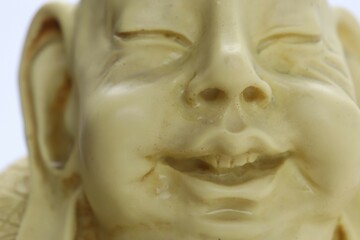 Nahaufnahme einer lachenden Buddha Figur 