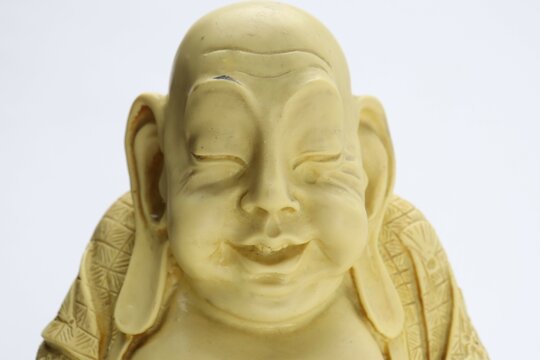 Nahaufnahme einer lachenden Buddha Figur 