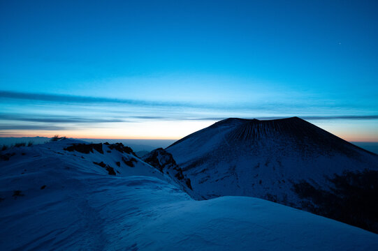 日の出前の浅間山
