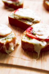 Baguette mit Tomate und Mozzarella