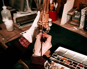 Restaurierung eines goldenen antiken Kerzenständers