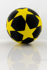 Fototapeta czarna piłka w żółte gwiazdy  obraz