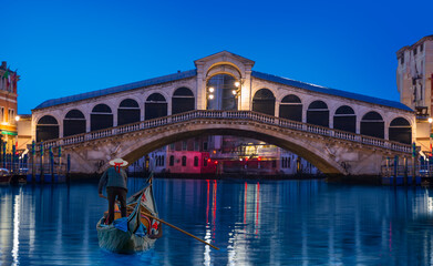 Fototapeta na wymiar Romantic gondola ride near Rialto Bridge - Venice, Italy