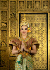 Obraz premium Khon, Is a classical Thai dance in mask. Except for this characters who weren't wearing masks. because she is the main actress