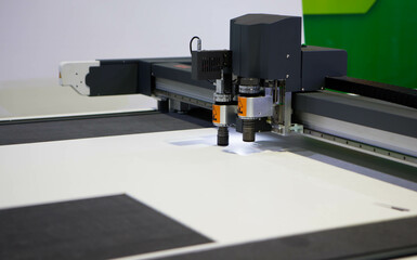 Digital die cutter machine cutting PP flute board. Industrial manufacture.