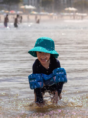 CRIANÇA DE DOIS ANOS BRINCANDO NA PRAIA.