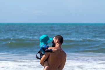 PAI E FILHO NA PRAIA, EM GUARAPARI-ES BRASIL.