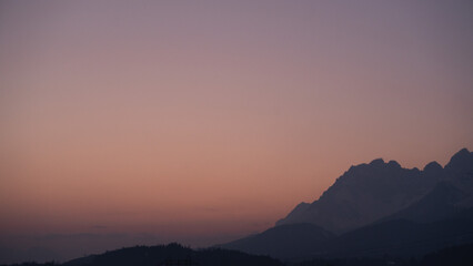 Fototapeta na wymiar Abendhimmel vor einem Bergpanorama in Österreich