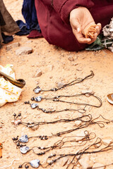 Dettaglio di collane fatte artigianalmente nel deserto 