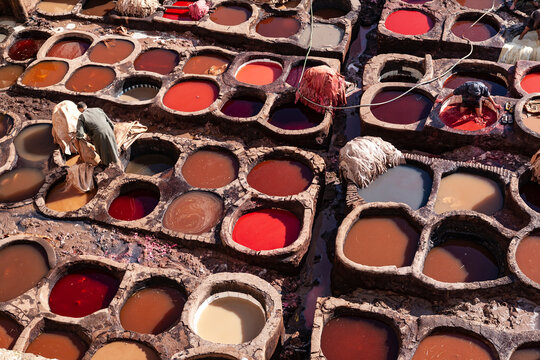 La conceria tradizionale nel cuore della medina di Fez Marocco con pozzetti di tinta