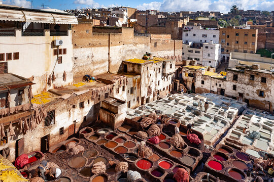 La conceria tradizionale nel cuore della medina di Fez Marocco con pozzetti di tinta