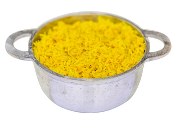 Marmite de riz jaune sur fond blanc 