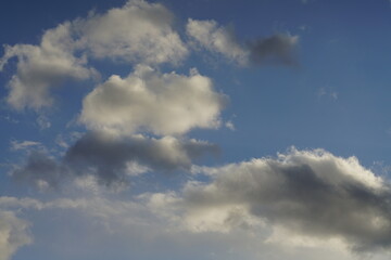 Fototapeta na wymiar Schöner freundlicher Himmel mit Wolken nach einem Regen, Cumulus, Wetterbericht