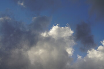 Naklejka na ściany i meble Schöner freundlicher Himmel mit Wolken nach einem Regen, Cumulus, Wetterbericht