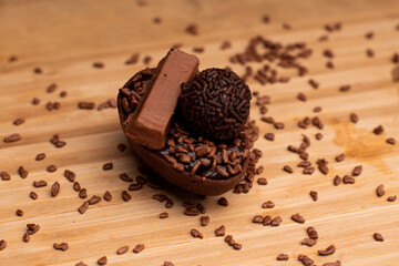 Ovo tradicional ao leite com recheio de brigadeiro de colher kit Kat e brigadeiro  foto de cima (Traditional milk egg with brigadeiro filling from Kit Kat and brigadeiro top photo)