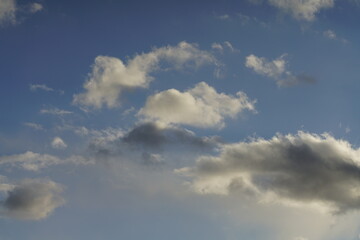 Obraz premium Dreidimensional 3D wirkender Himmel mit Wolken nach einem Regen, Cumulus und für Wetterbericht geeignet