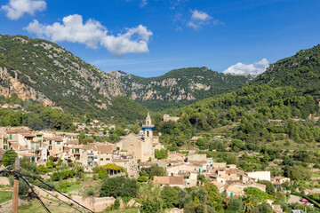Fototapeta na wymiar Town of Valldemosa in Mallorca (Spain)