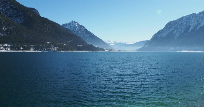 Achensee in &Ouml;sterreichische Tirol in Richtung Maurach im S&uuml;den entlang  den Rofangebirge und Pertisau auf den westen des sees