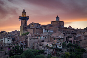 Obraz premium Sunset in Valldemosa village in Mallorca (Spain)