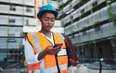 Forget the desk, use your phone. Shot of a young woman using a smartphone while working at a construction site. - obrazy, fototapety, plakaty