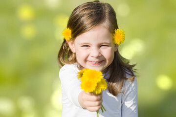 Kind mit Löwenzahn Blumenstrauß