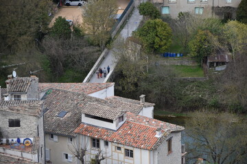Pont avec des maisons dans un village