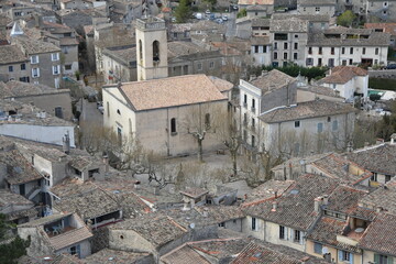 Eglise et place dans un village m&eacute;di&eacute;val