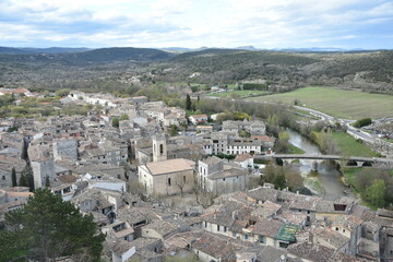 Village entour&eacute; de plaines