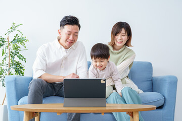 タブレットPCの画面を見る家族