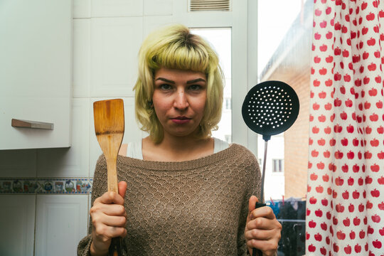Mujer joven feliz aprendiendo a cocinar, concepto de estilo de vida, mujer preparada para cocinar 