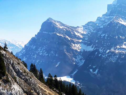 Alpine peak Vorder Gl&auml;rnisch (Vorder Glaernisch, 2328 m) in the Glarus Alps mountain range, over the Kl&ouml;ntalersee reservoir lake and Kl&ouml;ntal alpine valley - Canton of Glarus, Switzerland (Schweiz)