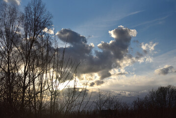 Niebo i ciężkie chmury przed zachodem słońca