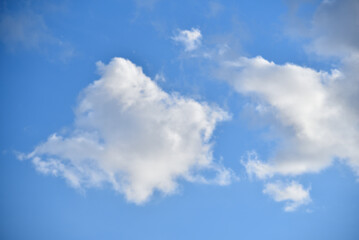 Naklejka na ściany i meble białe chmury na błękitnym niebie