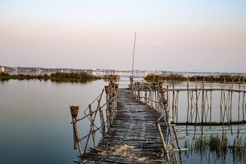 Obraz premium old wooden bridge on the lake