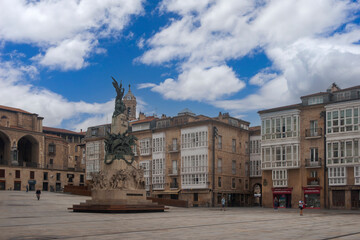 paseo por el casco antiguo de la ciudad de Vitoria-Gasteiz , España