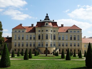 Pałac w Rogalinie - dawna siedziba rodu Raczyńskich, obecnie muzeum, w otaczającym parku rosną kilkusetletnie dęby, a w przylegającym pawilonie można obejrzeć bogatą kolekcję malarstwa europejskiego - obrazy, fototapety, plakaty