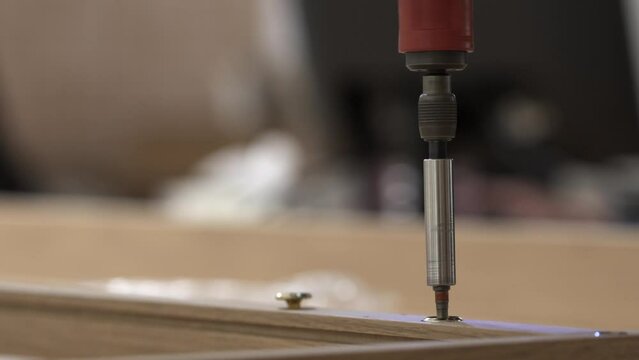 Atornillando sobre madera carpintero montando una mesa