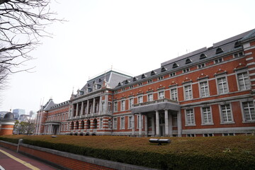 東京桜田門に建つ法務省庁舎、赤れんがの建物、