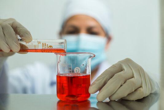 Mujer preparando recetas en laboratorio farmace&uacute;rico