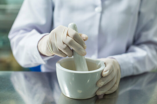 Mujer preparando recetas en laboratorio farmace&uacute;rico
