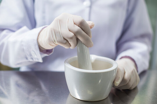 Mujer preparando recetas en laboratorio farmace&uacute;rico