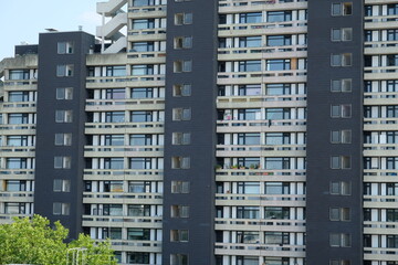 FU 2021-07-21 Parkdeck 31 Großes Hochhaus mit schwarzer Fassade und vielen Fenstern und Balkonen