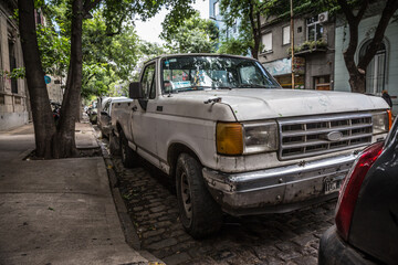 Ein weißer, alter Pick Up in den Straßen von Colonia del Sacramento in Uruguay