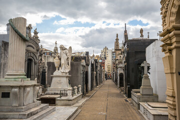 Kleiner Gang zwischen Grabstätten und Gruften aus Marmor auf dem Friedhof Recoleta in Buenos Aires