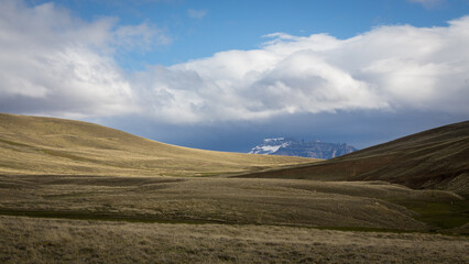 Eine karge Hochebene mit tief hängenden Wolken in Patagonien