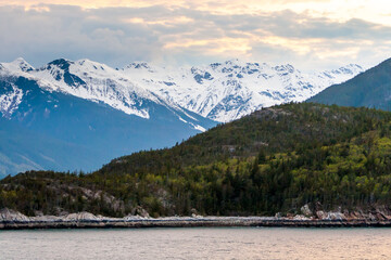 Obraz premium Snow-capped mountains along the Chilkoot Inlet in Alaska