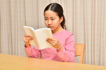 本を読む女の子