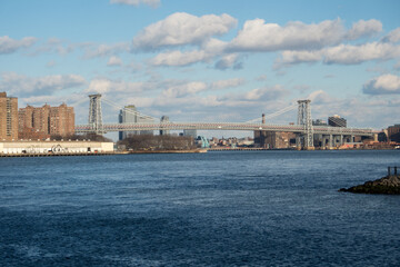 Naklejka premium Looking Across the East River