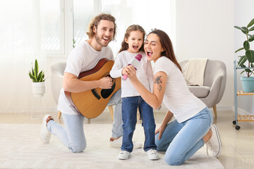 Happy family singing song at home - obrazy, fototapety, plakaty