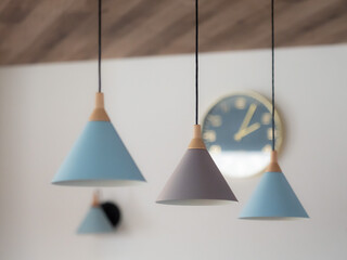 ペンダントライトと時計